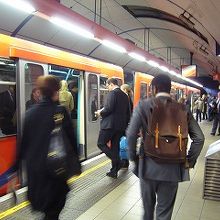 DLRのバンク駅ホーム