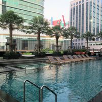 プールは公園のような雰囲気でした