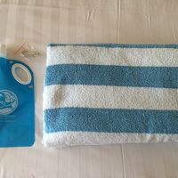 ビーチタオルは客室備え付け、水の無料サービスあり