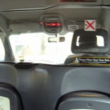 ロンドン同様、黒タクは前席中央上部にメーターが備わっています