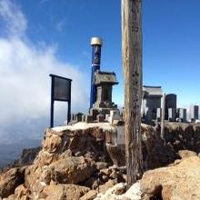 祠のある山頂。