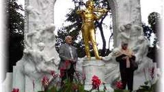 市立公園の中に建っています