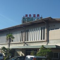 駐車場からみた旅館外観です