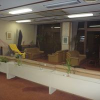 ゆったり座れるソファーと無料マッサージ機がロビーにあります