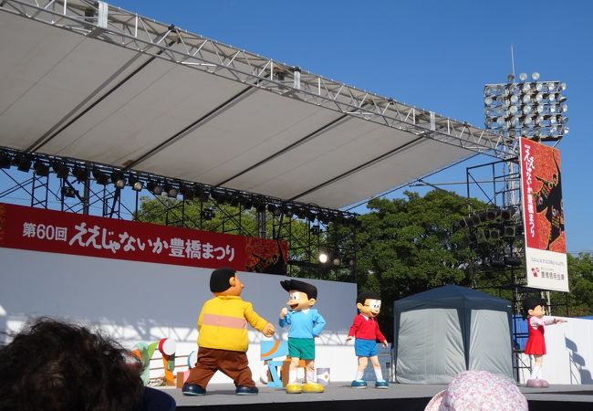 多くの人でにぎわいます