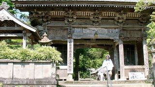 釣鐘を背中に乗せた亀が出迎えてくれます