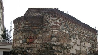 街の中心部にある半地下の教会