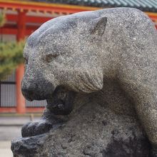 西を守る白虎の像