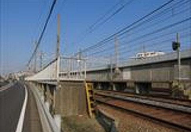 兵庫県神戸市垂水区に有ります。明石海峡大橋には、ほど遠いですが、この駅から歩いてみる事をお勧めします。