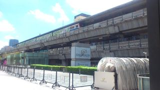 乗換駅なので終日混雑