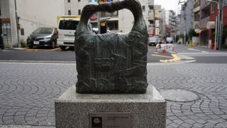 創造力をたくましくして解釈する像