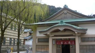 温泉街の中心部にある共同浴場