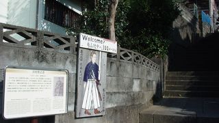 石段ありの坂道です。