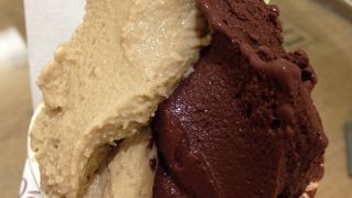 座って食べられるヴェンキのジェラートは種類豊富。