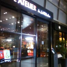 黒ですが、暗さがなくて素敵です。