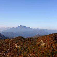 磐梯吾妻スカイラインから磐梯山を眺める。美しい山