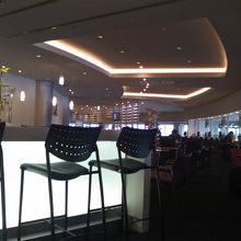 半円形の敷地内に配置される客席の様子