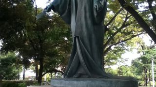 公園の入口横に静かに立っている