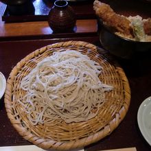 穴子天丼とそば　\1080