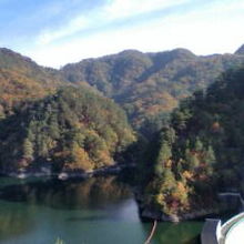 川俣ダムの下流にあります