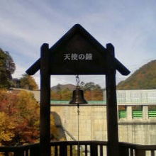 ダムをバックにした天使の鐘