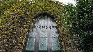 蔦が一面に壁を覆った雰囲気のある教会