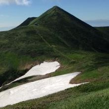 ピラミッド形の美しい山容です。