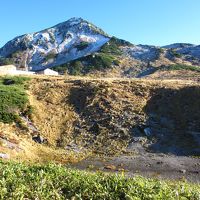 みどりが池のあたりからも山荘が見えます。