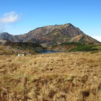 山荘の前からはみくりが池が見えます。