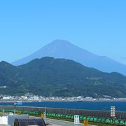 天気が良ければ富士山が美しい由比パーキングエリア