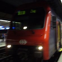 地下ホーム。出入り口が目立ちません。