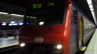 地上は特急、地下は近郊電車が発着