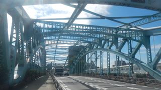 橋の下をくぐって大橋公園に出る