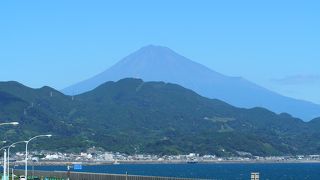 天気が良ければ富士山が美しい由比パーキングエリア