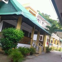 ベランダにはソファや物干しのヒモも張ってあります