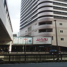 建物外観、左手に京成千葉駅