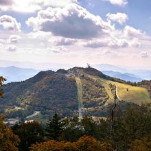頂上展望台から萩太郎山を望む