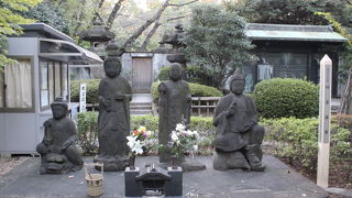 増上寺の徳川将軍家墓所の前に安置されています。