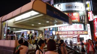 夜でも賑わっています