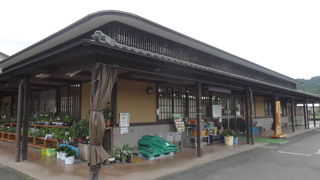 国鉄駅跡に立つ直売所