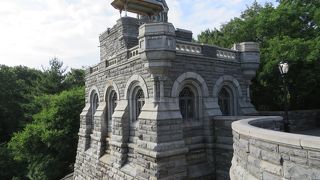 セントラルパークの小高い丘の上にあります。