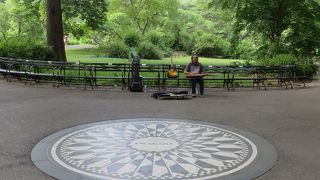 道路上にあるイマジンの碑