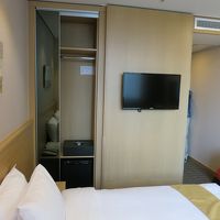 部屋は少し狭いと感じます