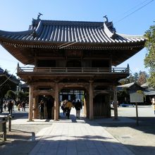 山門、戦国大名今川義元の寄贈、歴史を感じます。