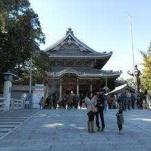 豊川稲荷本殿。荘厳さを感じます。