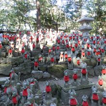 霊狐塚。沢山の石像に驚嘆する。