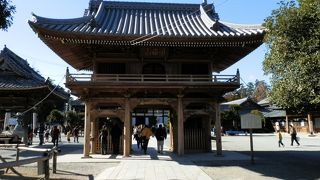 狐の多数の石像に囲まれ、不気味さを味わった「豊川稲荷」