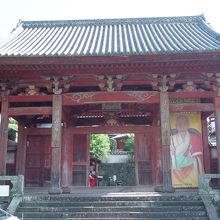 朱塗りの山門の右手に「隠元和尚」の肖像画。