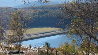女神湖。美しい名前。でも，前身はため池だったのです。人造湖です。