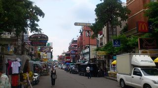 世界中からのバックパッカーが集まり、夜もにぎやかな通り